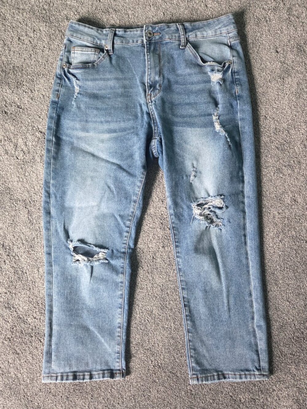 Distressed cropped jeans